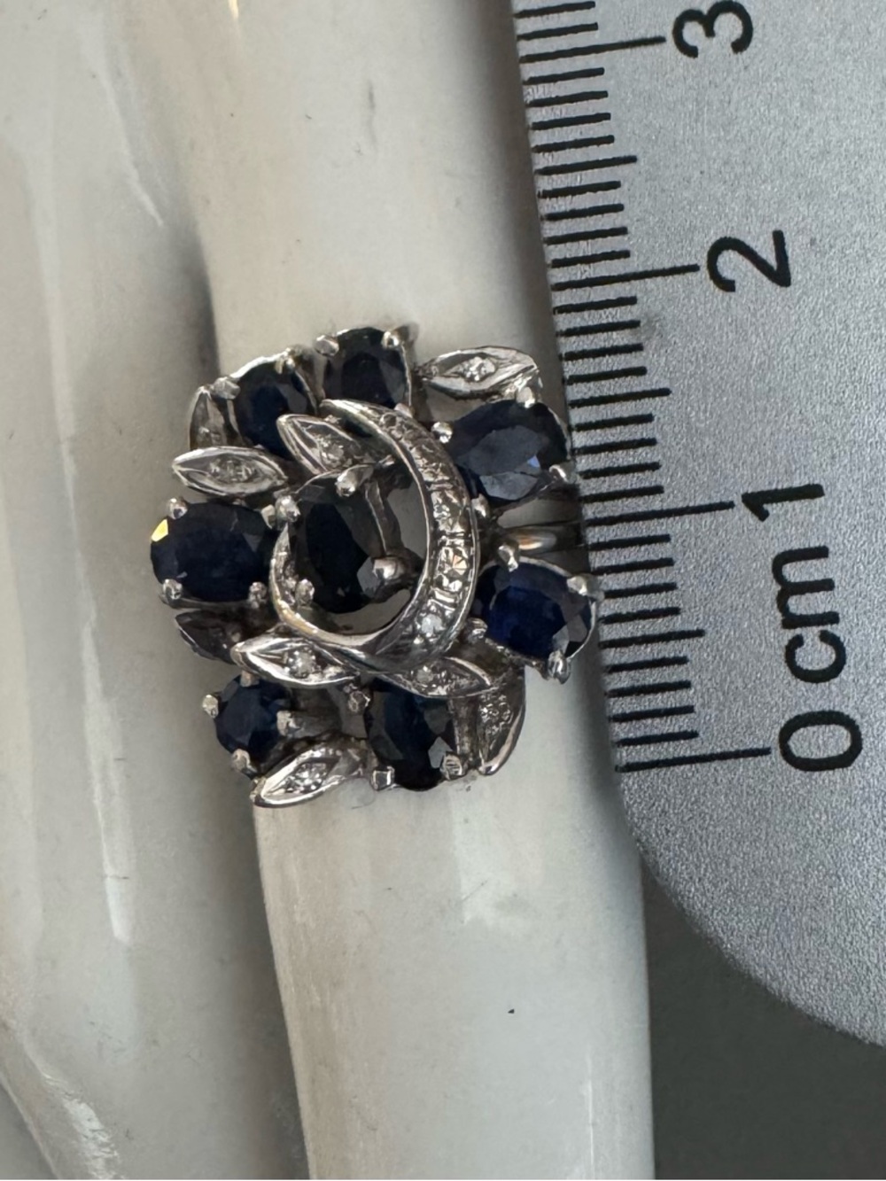 Vintage Platinum Diamond & Sapphire Ring. - Picture 8 of 12